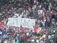 striscione tifosi Vulle Pesaro pro Senigallia dei tifosi Vuelle Pesaro (foto Matteo Binci)