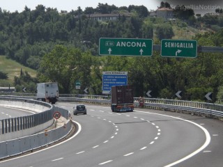 L'autostrada A14 a tre corsie all'altezza dello svincolo di Senigallia