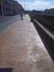 Il nuovo marciapiede sul lungofiume di Senigallia, in via Portici Ercolani