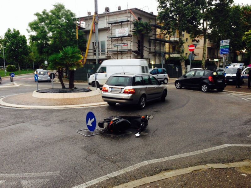 Scooter a terra dopo l'incidente in via Capanna