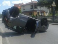 Auto capottata in via Mercantini