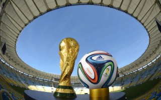 la coppa del mondo e il pallone dei Mondiali Brasile 2014