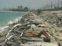 Il nudista accanto ai binari