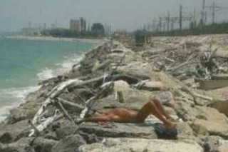 Il nudista accanto ai binari