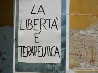 La libertà è terapeutica-scritta su un muro