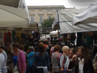 Il mercato in piazza Garibaldi a Senigallia