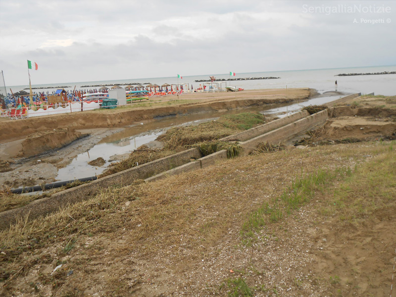 Spiaggia libera lungomare Mameli dopo pioggia 26 luglio 2014