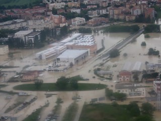 Senigallia alluvionata: la rotatoria dell'ex casello A14, e l'istituto Padovano