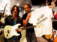 La chitarra autografata dal chitarrista di Vasco Rossi, Stef Burns