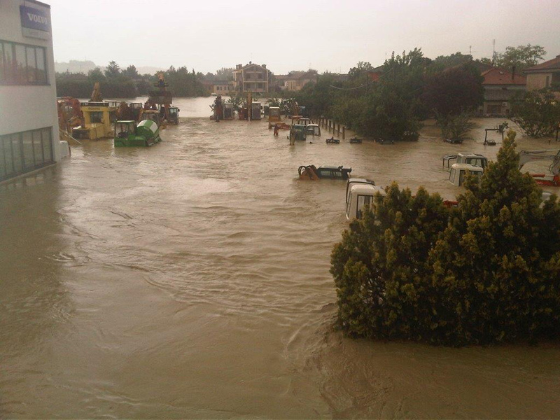 L'azienda Comar di Senigallia durante l'alluvione del 3 maggio 2014