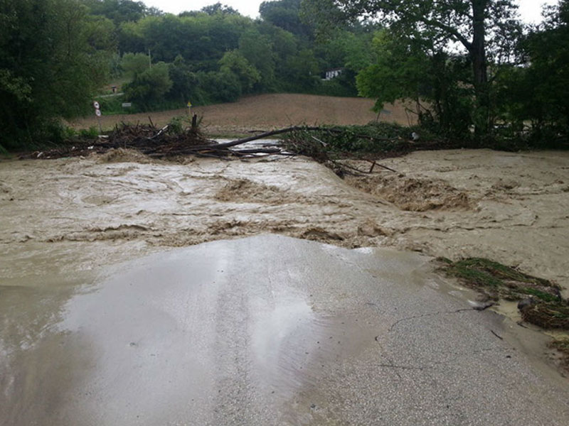 Il ponte sul fiume Ete crollato per il maltempo del 26 luglio nelle Marche