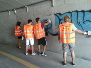 Operazione #muri puliti: via i graffiti dal sottopasso di via Mamiani