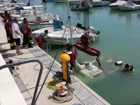 Il recupero di una barca affondata nel porto di Senigallia