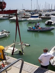 Il recupero di una barca affondata nel porto di Senigallia