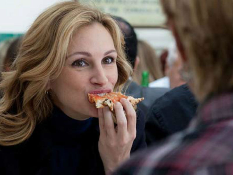Una scena del film "Mangia, prega, ama" con Julia Roberts