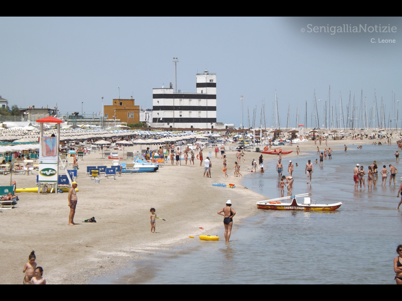 La spiaggia di Senigallia d'estate: ombrelloni e bagnanti