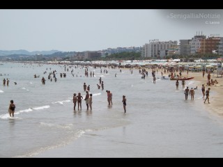 La spiaggia di Senigallia d'estate: ombrelloni e bagnanti