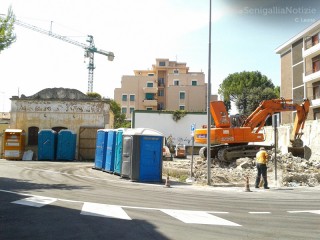 La demolizione e l'abbattimento dell' ex arena Italia, a Senigallia