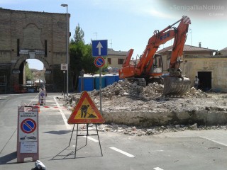 La demolizione e l'abbattimento dell' ex arena Italia, a Senigallia
