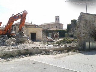 La demolizione e l'abbattimento dell' ex arena Italia, a Senigallia