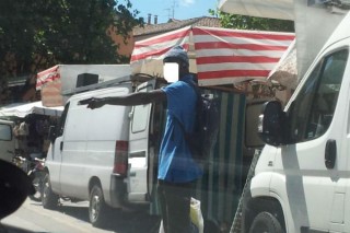 Un parcheggiatore abusivo