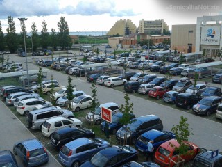 Il parcheggio del centro commerciale Il Maestrale al Cesano di Senigallia