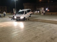 Furgone bloccato in Piazza Del Duca: scalino fatale