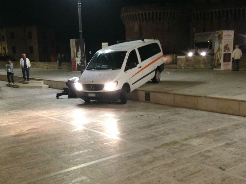 Furgone bloccato in Piazza Del Duca