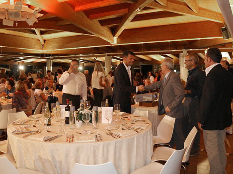 Autorità e ospiti alla cena di solidarietà per il progetto riMediamo a favore del liceo E.Medi di Senigallia
