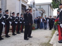 Picchetto d'onore alla tomba del Carabiniere Sante Santarelli al cimitero di Montignano di Senigallia con autorità militari, civili e religiose