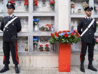 Picchetto d'onore alla tomba del Carabiniere Sante Santarelli al cimitero di Montignano di Senigallia con autorità militari, civili e religiose