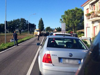 L'incidente avvenuto a Pongelli di Ostra Vetere, lungo la s.p. Arceviese. Foto di Matteo Costanzo