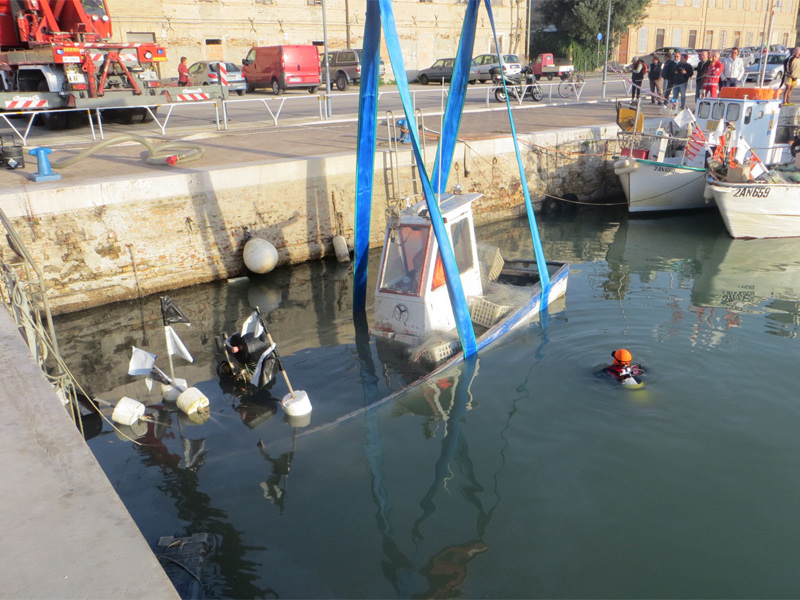 Il recupero del natante affondato al porto di Senigallia