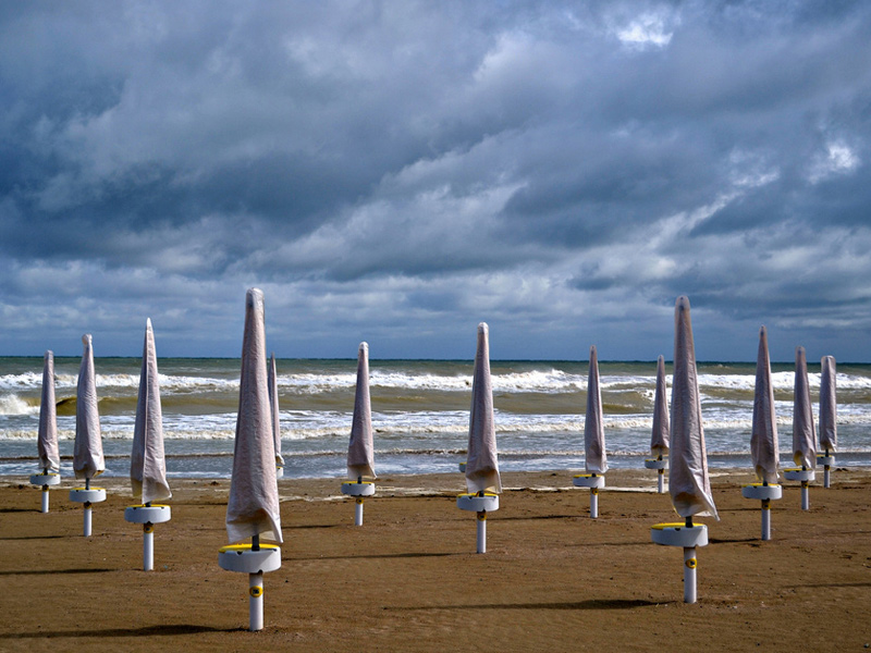 La spiaggia e gli ombrelloni dopo il maltempo su Senigallia e le Marche