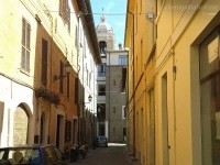 Il palazzo comunale di Senigallia, visto da via Maierini