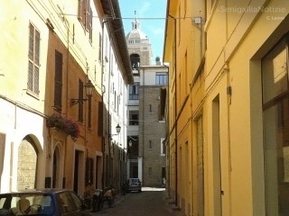 Il palazzo comunale di Senigallia, visto da via Maierini