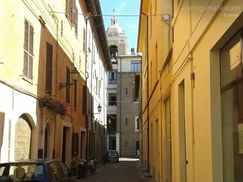 Il palazzo comunale di Senigallia, visto da via Maierini