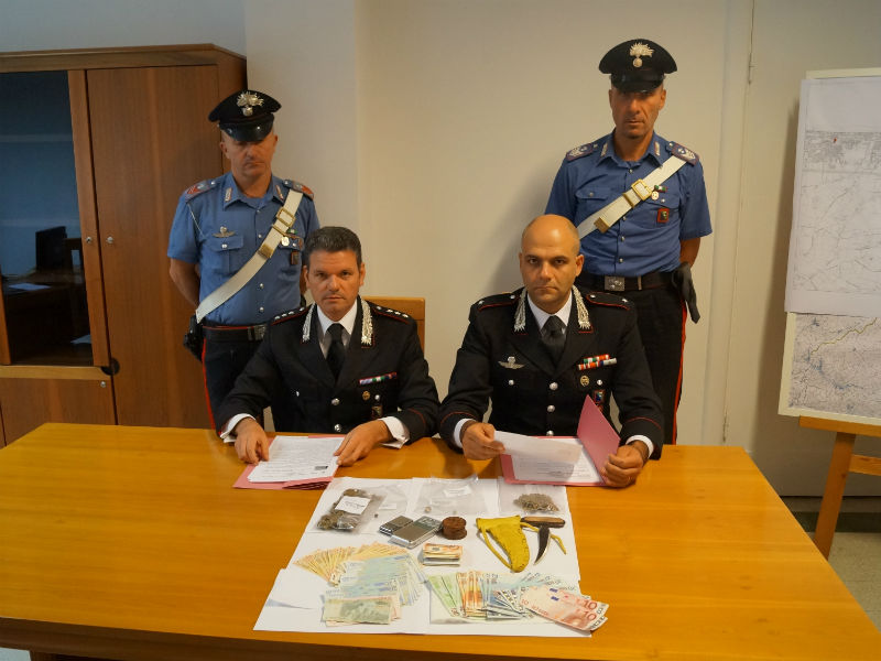 I materiali sequestrati dai Carabinieri di Senigallia