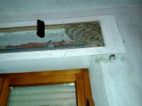  il segno nero indica dove arrivava il nido prima di essere rimosso