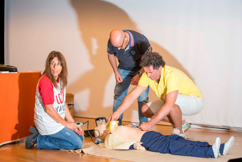 Illustrazione a Serra de' Conti delle manovre da effettuare col defibrillatore per la rianimazione cardiopolmonare