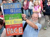 Alcuni partecipanti al corteo della Marcia della Pace Perugia-Assisi 2014