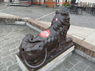 La fontana dei leoni, a Senigallia, imbrattata con gli adesivi del Meet Film Festival