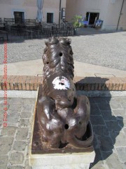 La fontana dei leoni, a Senigallia, ripulita dagli adesivi del Meet Film Festival