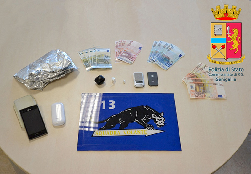 Il materiale sequestrato dopo il caso di overdose di droga a Senigallia