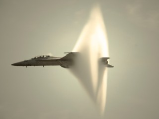 sonic boom: un jet infrange il muro del suono