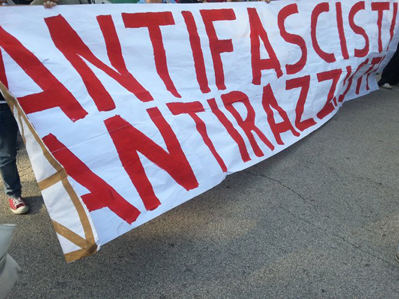 striscione ad Ancona del corteo antifascista e antirazzista