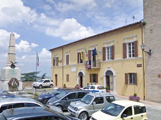 Piazza don Minzoni a Ostra Vetere e la sede del palazzo minucipale