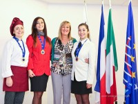 Studentesse del Panzini premiate all'incontro AEHT insieme alla preside Bitti