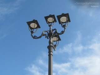 L'illuminazione pubblica in piazza del Duca a Senigallia