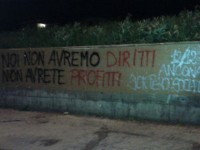 Le scritte apparse sui muri di Senigallia